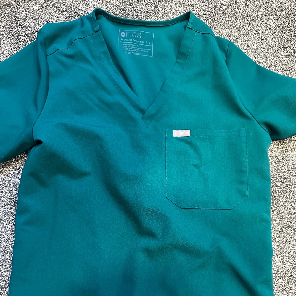 Figs scrub top